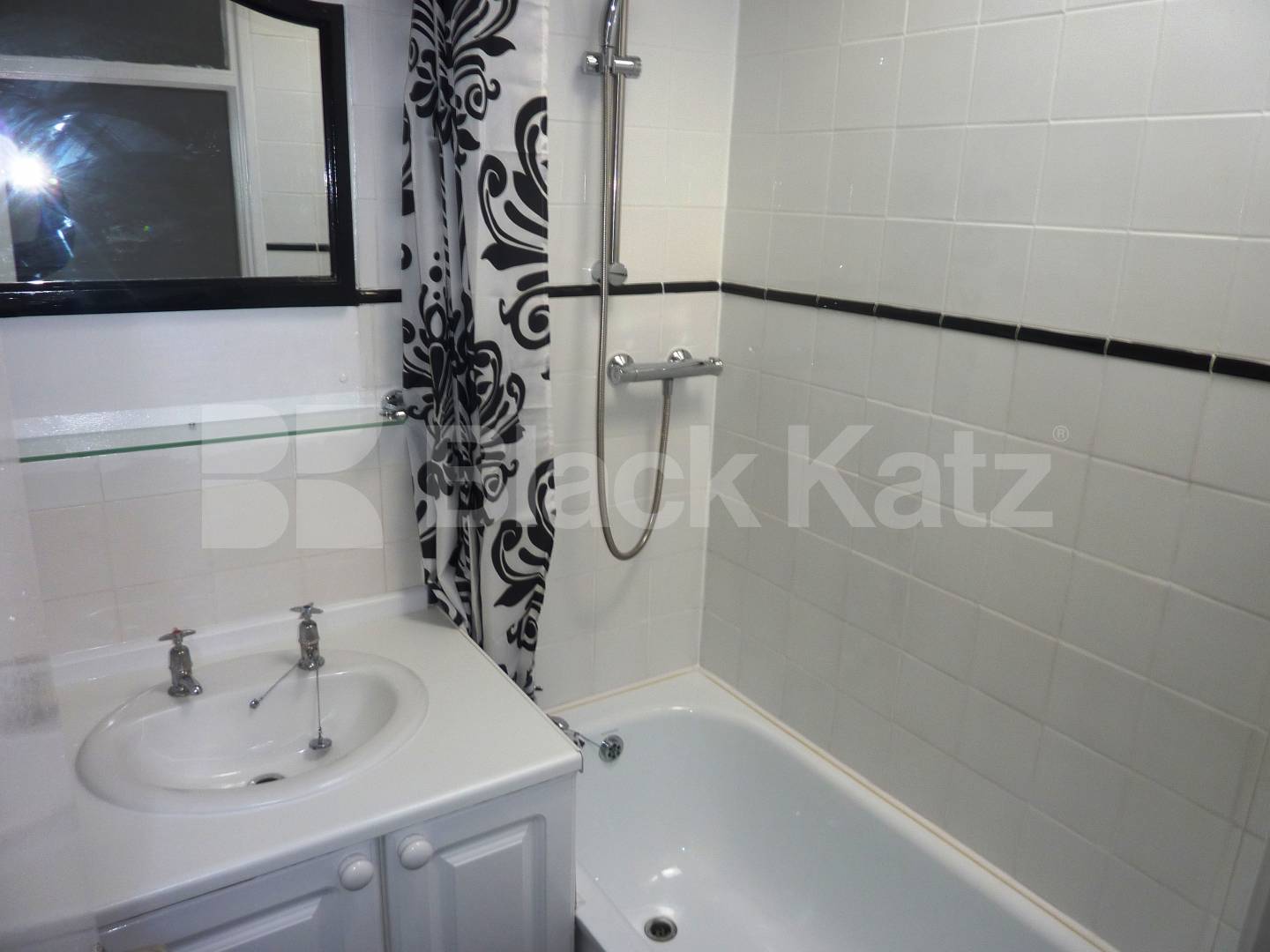 			LARGE 3/4 BED IN CAMDEN!, 3 Bedroom, 1 bath, 1 reception Flat			 Munster Square, Albany Street, REGENTS PARK / CAMDEN